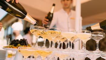 Javier Millán, 20 años, trabaja en hostelería: “Con este trabajo puedo ahorrar para mi futuro”