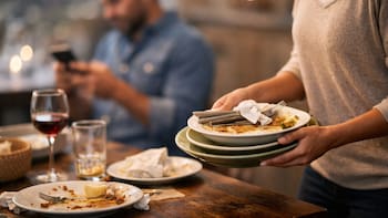 Qué significa que una persona no ayude a recoger la mesa, según la psicología