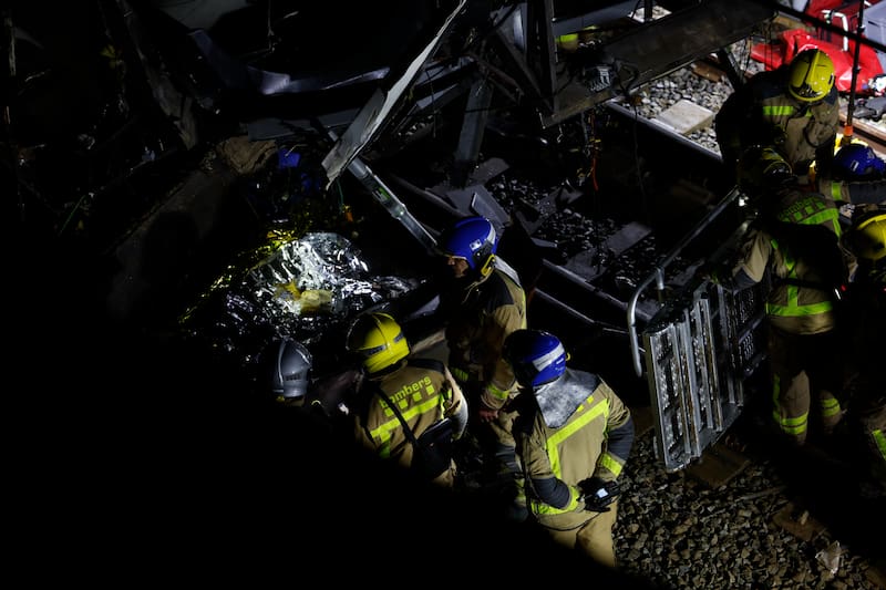 GELIDA (BARCELONA), 20/01/2026.-El maquinista del tren de Rodalies que esta noche ha chocado contra un muro de contención que ha caído a la vía entre Gelida y Sant Sadurní d'Anoia (Barcelona) ha fallecido, mientras que otras quince personas han resultado heridas, de las que tres se encuentran en estado grave. Hasta el lugar del accidente se han desplazado 38 dotaciones de los Bomberos de la Generalitat con 65 efectivos y veinte ambulancias del Sistema de Emergencias Médicas (SEM), así como efectivos de los Mossos d'Esquadra. EFE/Alberto Estévez