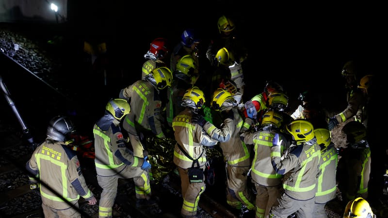 GELIDA (BARCELONA), 20/01/2026.- Los Bomberos de la Generalitat trabajan en el lugar del accidente de un tren de la línea 4 de Rodalies que chocó este martes con un muro de contención que ha caído a la vía entre Gelida y Sant Sadurní d'Anoia (Barcelona). El maquinista del tren ha fallecido, mientras que otras quince personas han resultado heridas. Hasta el lugar del accidente se han desplazado 38 dotaciones de los Bomberos de la Generalitat con 65 efectivos y veinte ambulancias del Sistema de Emergencias Médicas (SEM), así como efectivos de los Mossos d'Esquadra. EFE/Alberto Estévez
