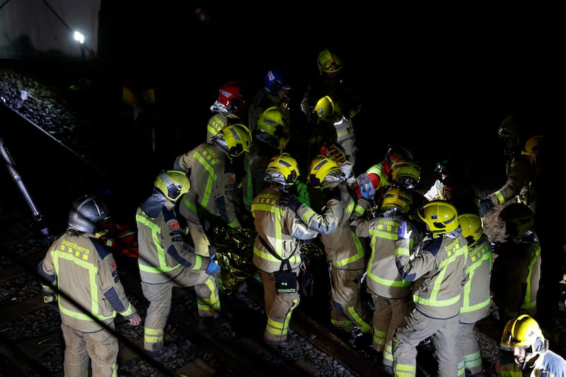 GELIDA (BARCELONA), 20/01/2026.- Los Bomberos de la Generalitat trabajan en el lugar del accidente de un tren de la línea 4 de Rodalies que chocó este martes con un muro de contención que ha caído a la vía entre Gelida y Sant Sadurní d'Anoia (Barcelona). El maquinista del tren ha fallecido, mientras que otras quince personas han resultado heridas. Hasta el lugar del accidente se han desplazado 38 dotaciones de los Bomberos de la Generalitat con 65 efectivos y veinte ambulancias del Sistema de Emergencias Médicas (SEM), así como efectivos de los Mossos d'Esquadra. EFE/Alberto Estévez