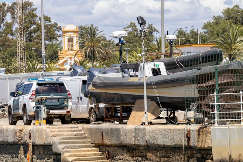 Guardia Civil este viernes, en el muelle de Levante, en Huelva. Uno de los agentes de la Guardia Civil herido grave en el choque de dos embarcaciones del cuerpo mientras perseguían a una narcolancha en Huelva ha fallecido poco después del suceso, han informado a EFE fuentes próximas a la investigación. EFE/ Alberto Di´az