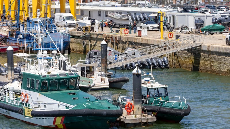 Vista de dos barcos de la Guardia Civil este viernes, en el muelle de Levante, en Huelva. Fuente: EFE