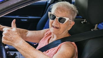 ¿A qué edad nunca más te van a dar el carnet de conducir, de acuerdo a la DGT?