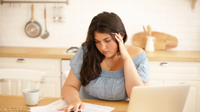 Las deudas con Hacienda pueden prescribir si transcurre el plazo legal sin actuaciones administrativas, aunque determinadas notificaciones pueden reiniciar el proceso de reclamación.