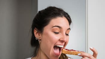 Qué significa que una persona coma siempre rápido, según la psicología