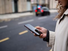 Ni mensajes ni redes sociales: la ciudad de Estados Unidos que sanciona a quienes miran el celular al cruzar la calle