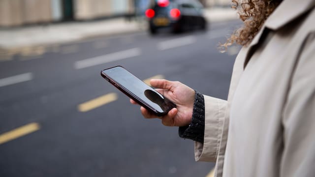 Ni mensajes ni redes sociales: la ciudad de Estados Unidos que sanciona a quienes miran el celular al cruzar la calle
