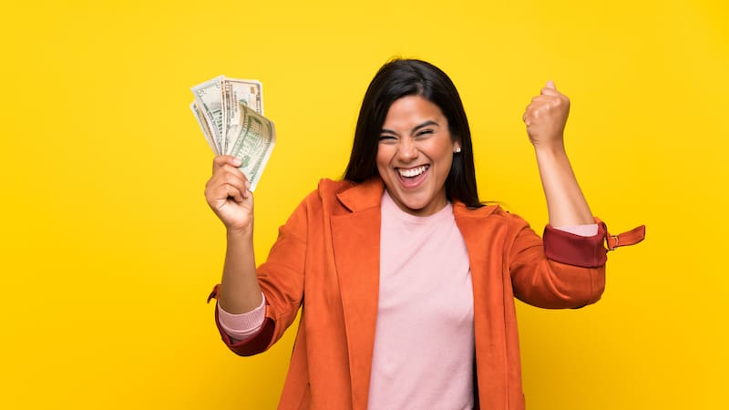 Hacienda refuerza el control sobre el dinero en dólares y los activos en el extranjero y exige cumplir obligaciones fiscales para evitar sanciones.