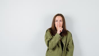 El verdadero motivo por el cual las personas callan para evitar conflictos: qué dice la psicología