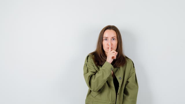 El verdadero motivo por el cual las personas callan para evitar conflictos: qué dice la psicología