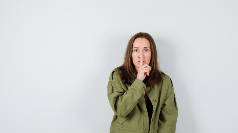 Callarse para evitar conflictos puede parecer una solución temporal, pero según la psicología, afecta la autoestima y la salud emocional a largo plazo.