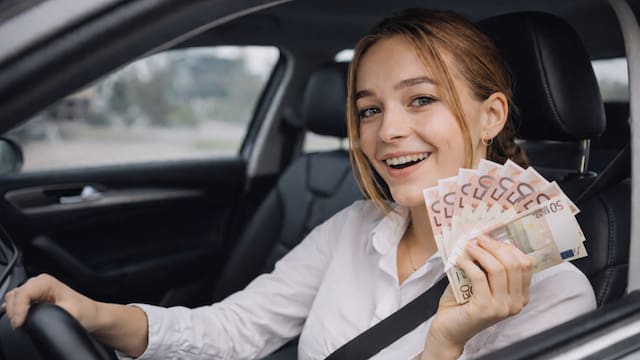 Es oficial | Hacienda confirma que los conductores con seguro de coche lo podrán deducir de la Renta, pero solo si cumplen con esta condición