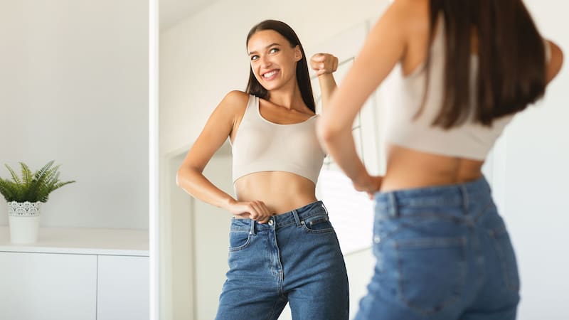 Espaciar los lavados puede ayudar a conservar el color y la resistencia de los jeans. Fuente: Shutterstock