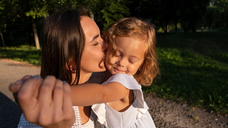 Mujer con su hija pequeña