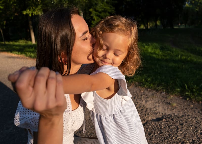 Mujer con su hija pequeña