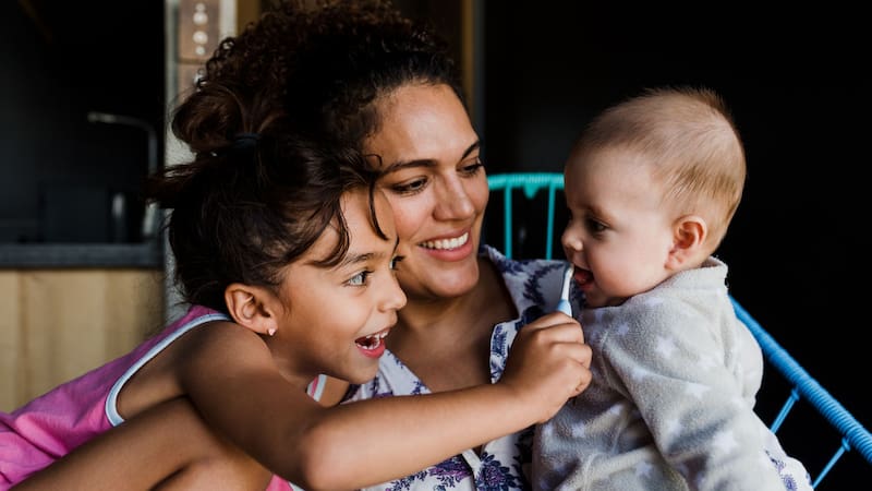 La Seguridad Social permite a mujeres con hijos sumar hasta 5 años de cotización si cumplen requisitos clave. Conoce cómo acceder al beneficio.