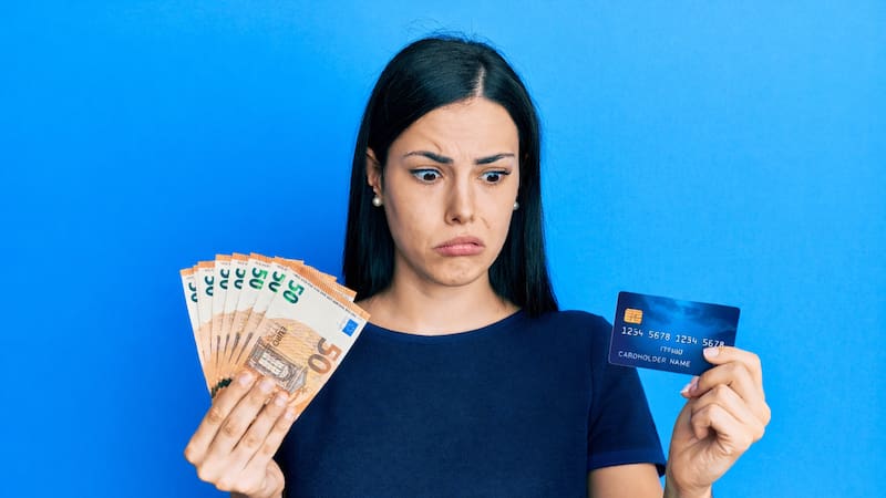 El banco central de Suecia advierte sobre los riesgos de depender solo de los pagos digitales y recomienda mantener dinero en efectivo como respaldo ante posibles fallos tecnológicos o crisis.