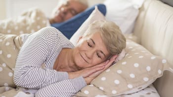 Cuántas horas hay que dormir exactamente para prevenir el Alzheimer, según la ciencia