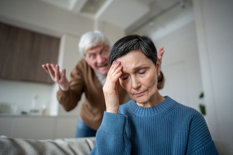 En muchas relaciones, el desequilibrio emocional lleva a uno de los miembros a callar sistemáticamente ante el conflicto.
