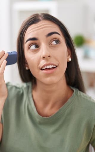 Qué significa escuchar tus propios audios de WhatsApp, según la psicología