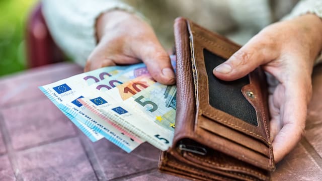 Oficial | España beneficiará con 1150 euros a quienes convivan con personas mayores de 65 años: cómo solicitarlo