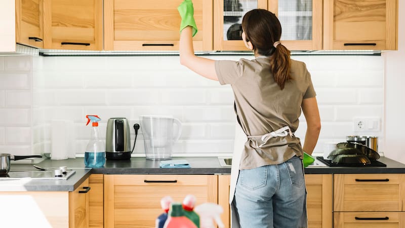 La nueva normativa obliga a los hogares que contratan servicio doméstico a contar con una evaluación de riesgos laborales para cumplir la ley y evitar sanciones.