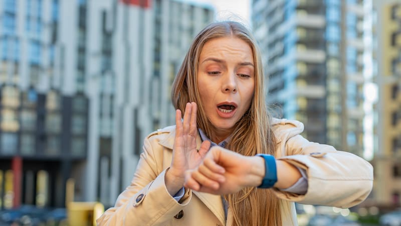 Una sentencia cambia el criterio sobre llegar tarde al trabajo en España y aclara cuándo ciertos retrasos breves pueden evitar descuentos en la nómina.