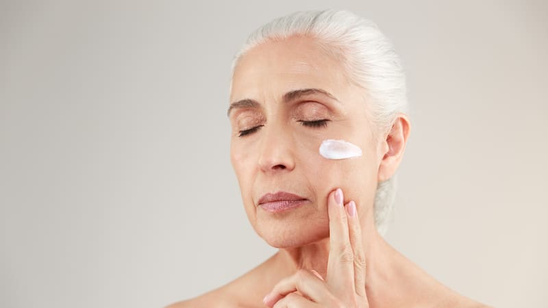 Sanidad ordena retirar una conocida crema dermatológica por riesgo de contaminación. La AEMPS advierte sobre posibles efectos en la piel y pide dejar de usarla.