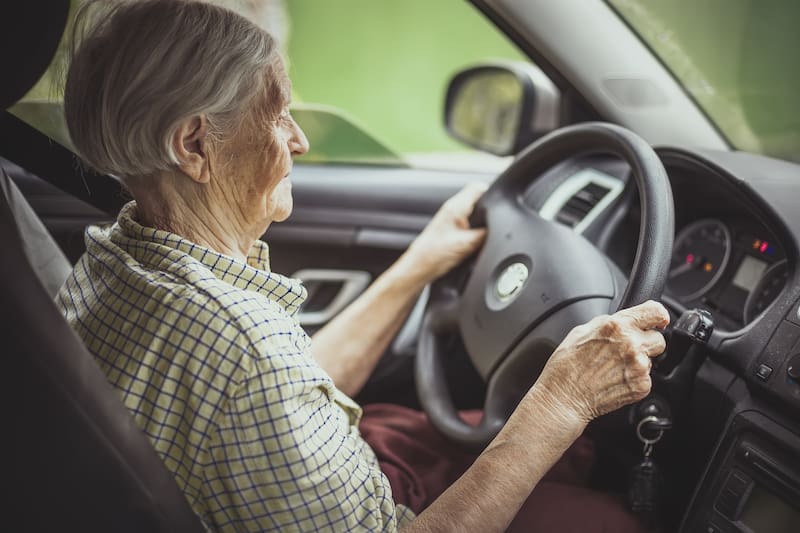 Los controles de la DGT obligarán a revisar con mayor frecuencia el permiso de conducir a partir de los 65 años.