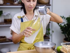 Para qué sirve mezclar bicarbonato con agua para limpiar: cómo se aplica y sobre qué superficies se puede usar