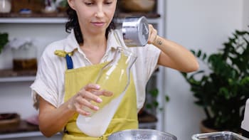 Para qué sirve mezclar bicarbonato con agua para limpiar: cómo se aplica y sobre qué superficies se puede usar