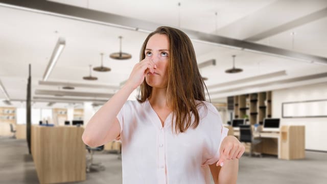 Confirmado por la Justicia | No ducharse para ir a trabajar puede ser motivo legal de despido