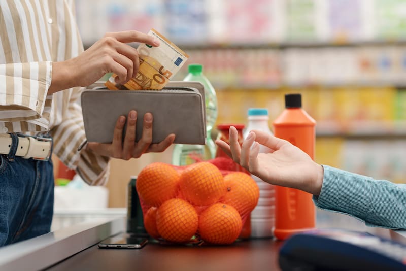 El dinero en efectivo sigue siendo considerado por bancos centrales europeos como un medio de pago clave en caso de fallos tecnológicos o interrupciones en los sistemas digitales.