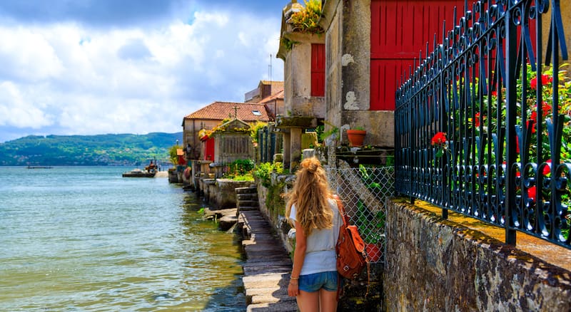 El ritmo pausado de Combarros refleja una forma de vida vinculada a la tradición y al entorno rural.