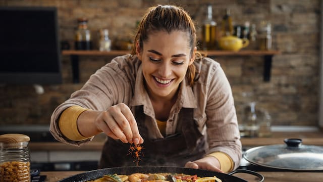 Alerta en las cocinas españolas | La guerra en Oriente Medio pone en riesgo el suministro mundial de azafrán