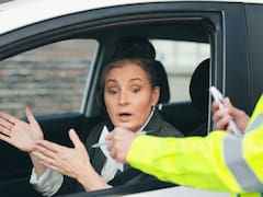 Confirmado por la DGT | Tener la baliza V-16 en el coche no evita la multa en España: estas son todas las razones por las que pueden sancionar igualmente