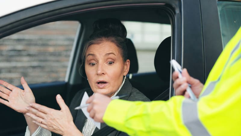 Un conductor fue multado pese a llevar la baliza V-16 en el coche. Qué dice la DGT, cuándo pueden sancionarte y cómo usar correctamente la luz de emergencia para evitar multas.