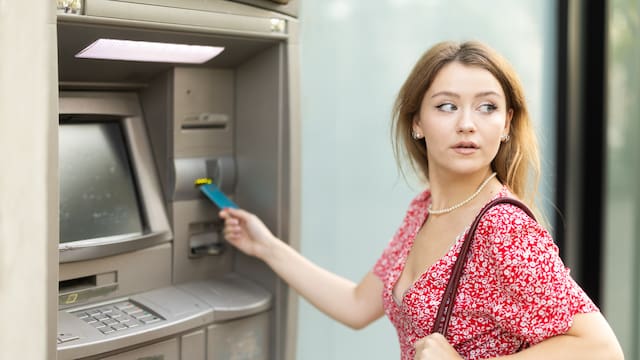 Confirmado por Hacienda | Multarán a las personas que ingresen o saquen dinero en efectivo del cajero de esta manera