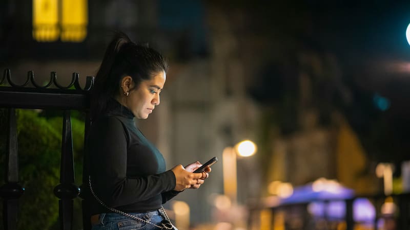 Mujer utilizando su smartphone.