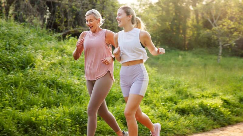 Descubren que caminar más de 3,000 pasos diarios puede retrasar el Alzheimer.