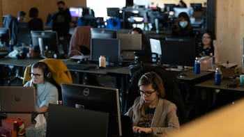 El #8M y la ilusión corporativa: los tres errores que frenan la verdadera inclusión femenina