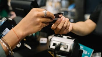 El ‘efecto’ Azteca-Coppel: Por qué muchas mexicanas eligen estos bancos para guardar su dinero