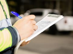 NYC aumenta las multas de todos los conductores que no paguen sus infracciones antes de los 30 días: de cuánto es la sanción en cada caso