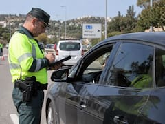 Oficial y confirmado | La DGT obliga a llevar este dispositivo en la guantera de todos estos coches: pueden multarte si no lo tienes
