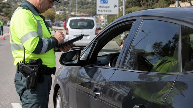 Oficial y confirmado | La DGT obliga a llevar este dispositivo en la guantera de todos estos coches: pueden multarte si no lo tienes