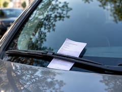 Qué significa encontrar un papel escrito debajo del limpiaparabrisas del auto y cómo actuar