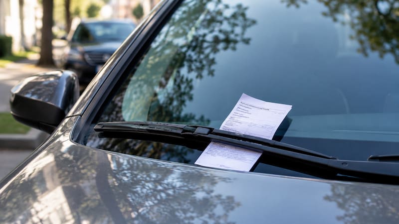 Un aviso en el parabrisas puede requerir una respuesta dentro de un plazo determinado.
