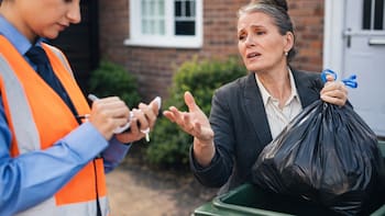 Oficial y confirmado | Por decisión del Gobierno, multarán por 1.000 dólares a todas las personas que cometan este error al sacar la basura