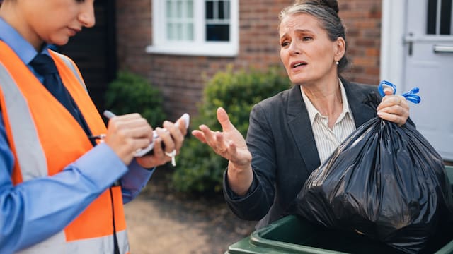 Oficial y confirmado | Por decisión del Gobierno, multarán por 1.000 dólares a todas las personas que cometan este error al sacar la basura
